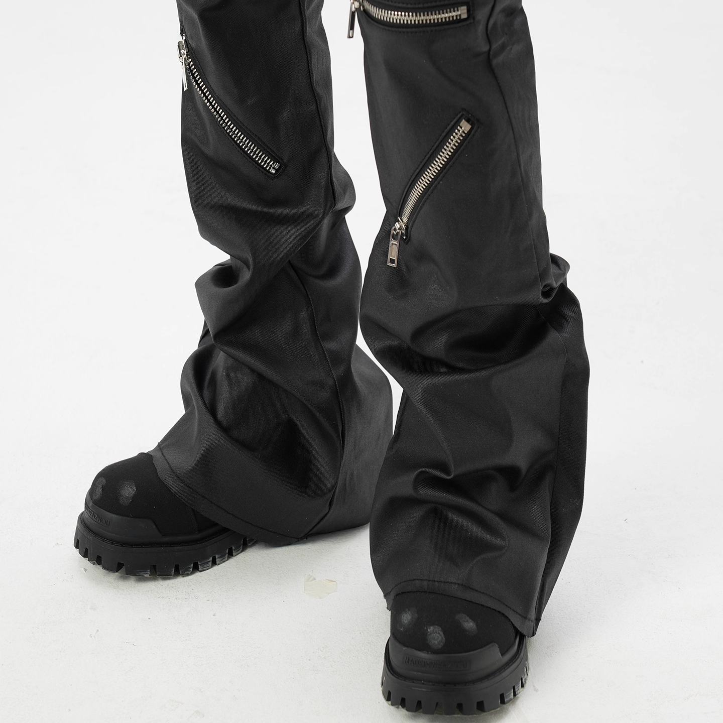 IAC | KNEE ZIPPER LOOSE PANTS (LEATHER EFFECT)