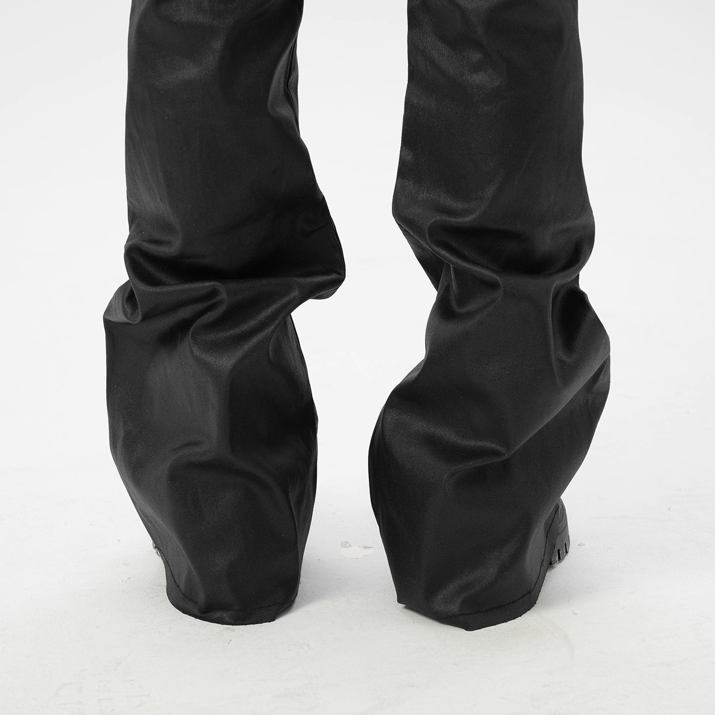 IAC | KNEE ZIPPER LOOSE PANTS (LEATHER EFFECT)